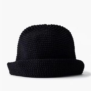 Aritzia crochet bucket hat (the moppet)